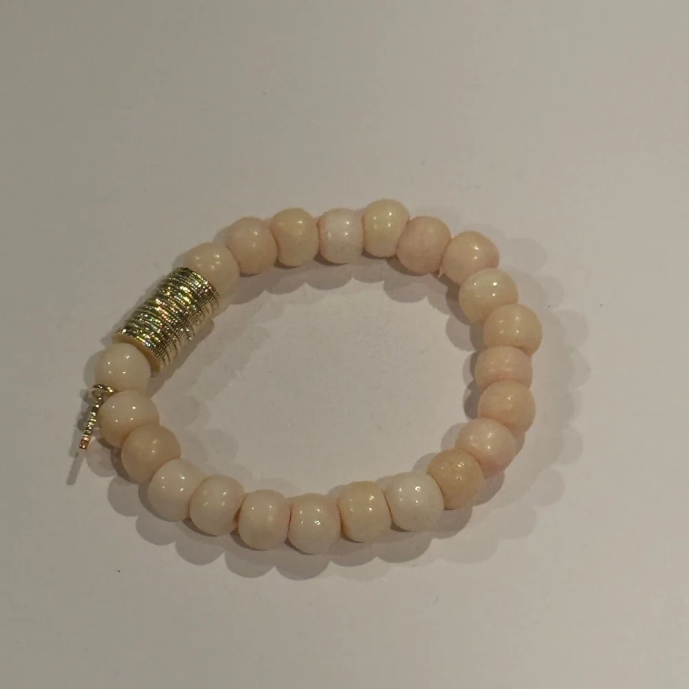 Elegant Beaded Bracelet in Cream and Gold